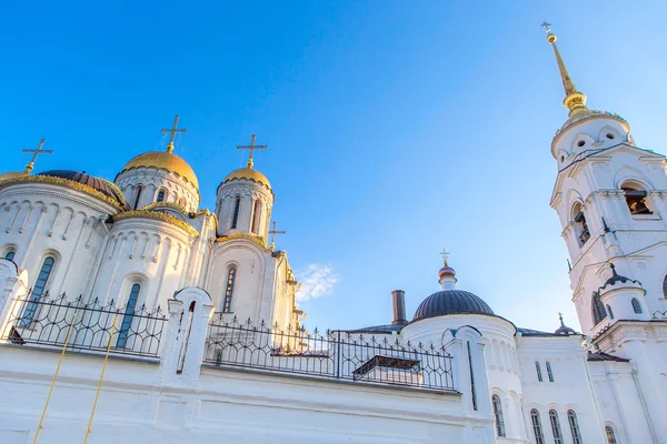 Iglesia ortodoxa contra el cielo azul. Edificio de iglesia de piedra blanca — Foto de Stock