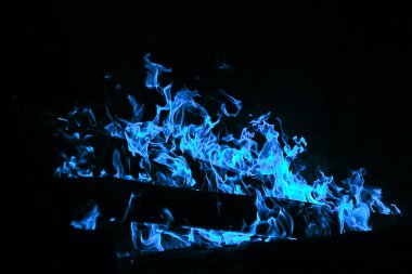 siyah arka plan üzerine parlak yangın doku. Mavi gaz alev