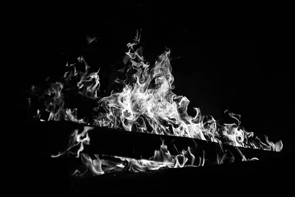 Textura de fogo brilhante. Chamas brancas em um fundo preto — Fotografia de Stock