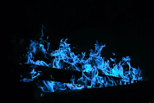 Textura de fogo brilhante no fundo preto. Chama de gás azul — Fotografia de Stock