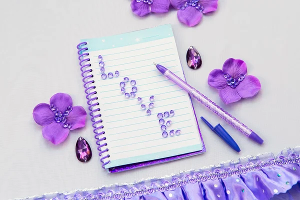 Caderno de bolso com letras, caneta e flores de lavanda, escrita de escritório e escola e suprimentos de desenho — Fotografia de Stock