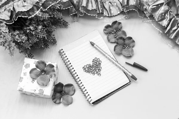 Notebook and pen. Some office stuff on a white background. Accessories on a desk. Black and white color interior details. — Stock Photo, Image