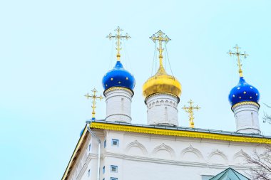Ortodoks Kilisesi karşı mavi gökyüzü. Altın ve derin mavi kubbeler haçlar ve yıldız dekorasyon ile