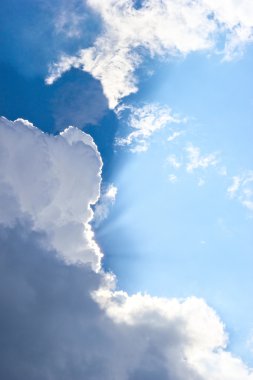 Bulutlar ve mavi gökyüzü göksel manzara