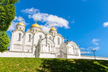 Dormition katedral eski Rus mimarisi A büyük beyaz taş bir kilise altın kubbe ile