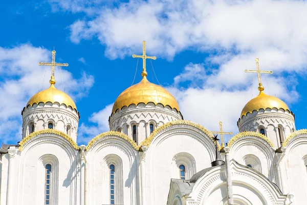 Dormition Catedral antigua arquitectura rusa Una gran iglesia de piedra blanca con cúpulas de oro — Foto de Stock