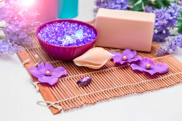 Минералы морской соли, бутылки и мыло. Лаванда и фиолетовые средства гигиены цвета и аксессуары Лицензионные Стоковые Изображения