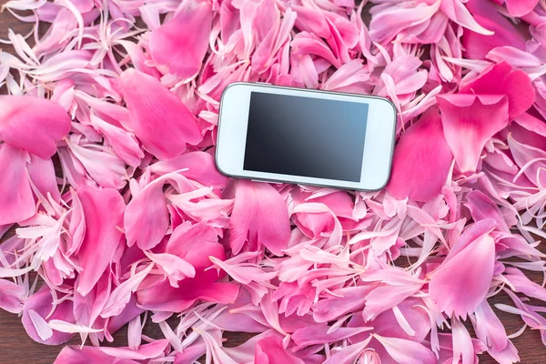 Teléfono móvil blanco sobre fondo floral de pétalos abstractos. Teléfono con pantalla pura — Foto de Stock