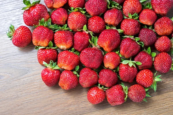 Belos morangos frescos e suculentos. Frutas verdadeiras. Textura de morango madura . — Fotografia de Stock