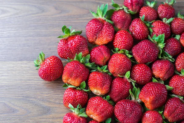Όμορφη φράουλες ζουμερό και φρέσκο. Αληθινούς καρπούς. Ώριμα φράουλα υφή. — Φωτογραφία Αρχείου