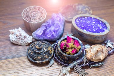 Decoration of stone and crystals, various beautiful things, Indian print, bracelet, fluorite, amethyst crystal, tea roses, stone boxes, shells and other magical things clipart