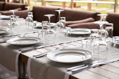 Ziyafet salonu. Güzel restoran. Koydu tablo. Tablo ayarı. Restoran iç