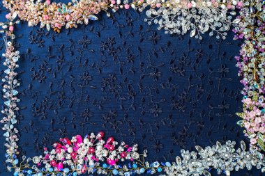 Güzel parlak arka plan. Kristaller, boncuk, Tel, çırpı, Düğün aksesuarları koyu kumaş üzerine toplanan