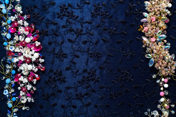 美丽的光泽背景。在深色织物上收集晶体，珠、 电线、 树枝、 婚礼配件 — 图库照片