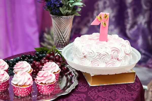 Strawberry muffin på ett stativ. Party dekorationer mat. Muffins med bär och grädde. Ljus rosa färgade kakor. Part födelsedagstårta och dekorationer — Stockfoto
