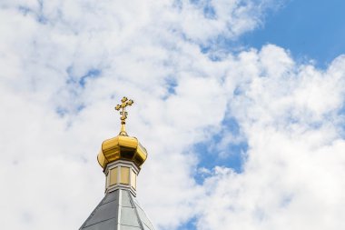 Mavi gökyüzü arka plan üzerinde altın kubbe ile güzel beyaz kilise