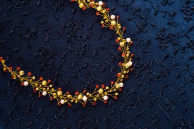 karanlık bir arka plan üzerinde saç için güzel altın süsler. Kadınlar için altın takı