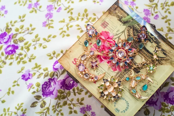 Boucles d'oreilles soleil et lune dans un style vintage. accessoires magiques et la boîte mystérieuse — Photo