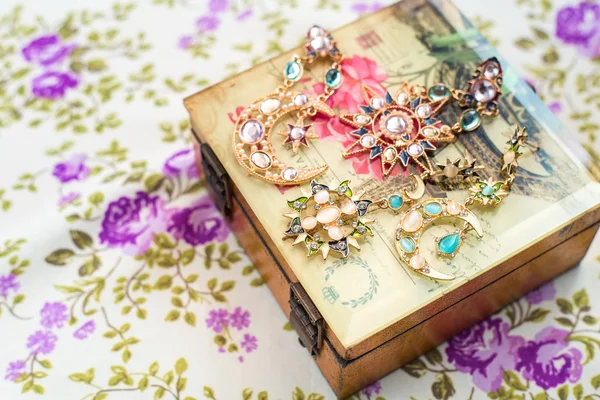 Boucles d'oreilles soleil et lune dans un style vintage. accessoires magiques et la boîte mystérieuse — Photo