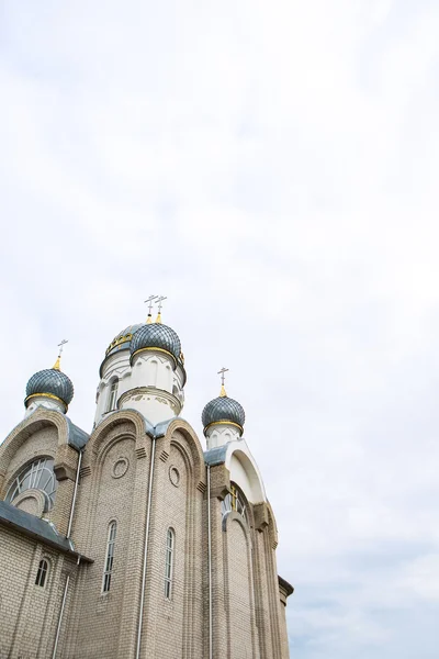 La construcción de la nueva Iglesia. Edificio de la Iglesia Bielorrusa. Cúpula de plata y oro y cruz — Foto de Stock