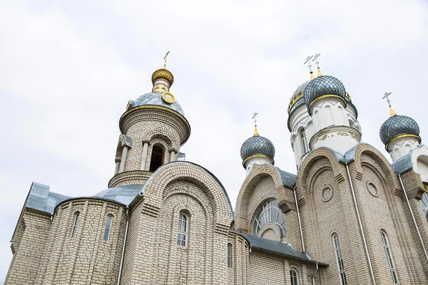 La construcción de la nueva Iglesia. Edificio de la Iglesia Bielorrusa. Cúpula de plata y oro y cruz — Foto de Stock