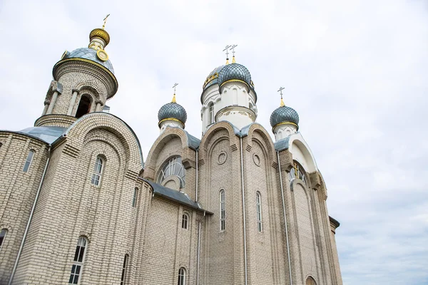 La construcción de la nueva Iglesia. Edificio de la Iglesia Bielorrusa. Cúpula de plata y oro y cruz — Foto de Stock