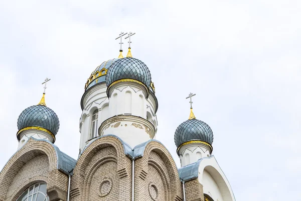 La construcción de la nueva Iglesia. Edificio de la Iglesia Bielorrusa. Cúpula de plata y oro y cruz — Foto de Stock