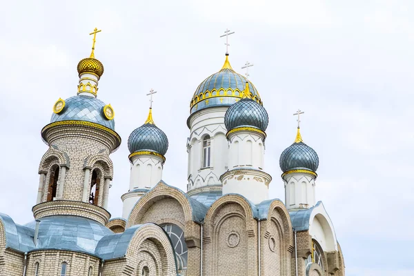 La construcción de la nueva Iglesia. Edificio de la Iglesia Bielorrusa. Cúpula de plata y oro y cruz — Foto de Stock