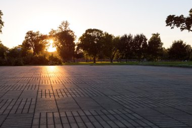 Sarı gün batımı, güzel güneş ve boş sokak