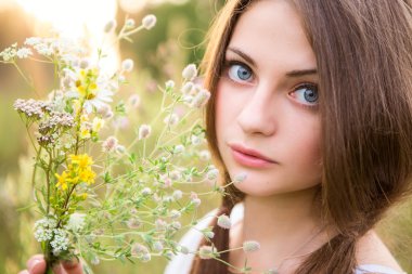 Bir buket çiçekler güzel genç kız. Düz uzun saçlı kız. Güzel kadın gözleri. Doğal bir kadın portresi. Alan kız