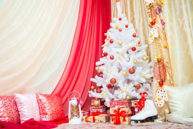 Noel süsleri. Yeni Yılınız Kutlu Olsun. Antika fener, Noel topları, hediye kutuları şeritler. Topları ile beyaz Noel ağacı