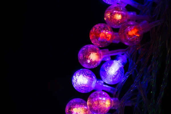 Hermosas Guirnaldas Navidad Con Luces Led Bolas Vidrio Sobre Fondo — Foto de Stock