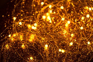 Led Lights yaklaştı. Güzel sarı Noel ve yeni yıl çelengi parıltılı bir kağıtta parlıyor.