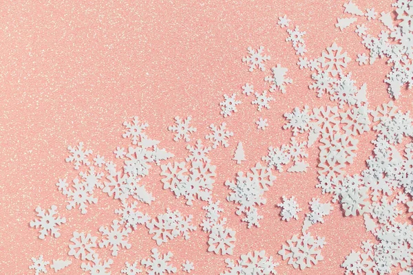 Fondo Rosa Claro Con Brillo Lentejuelas Forma Copos Nieve Blancos —  Fotos de Stock