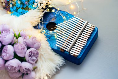 Dekorasyonlu bir müzik aleti. Kalimba metal şeritli ahşaptan yapılmıştır. Evde kendi kendine çalisma muzigi icin kullanışli ve ogrenmesi kolay bir araç.