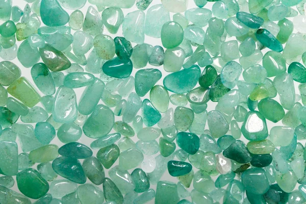 绿色的小复仇石 以细粒卵石为形式的装饰性石头 — 图库照片