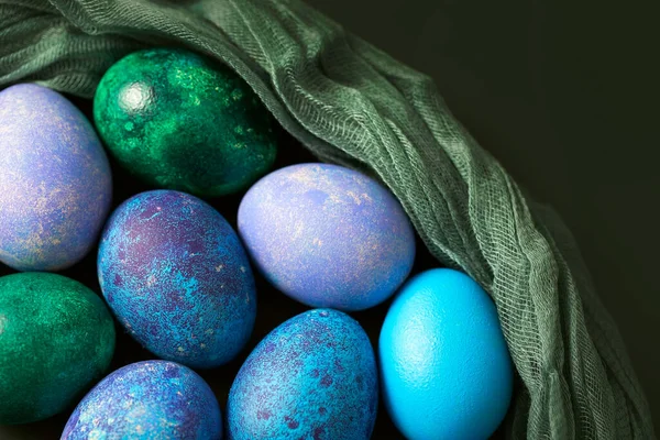 Huevos Pascua Con Cortinas Sobre Fondo Oscuro Huevos Pintados Del — Foto de Stock