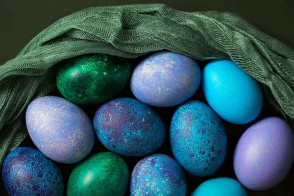 Huevos Pascua Con Cortinas Sobre Fondo Oscuro Huevos Pollo Coloridos — Foto de Stock