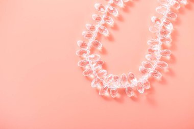 Kuvars kristallerinden oluşan bir iplik parçacığı. El yapımı mücevherler için yaratıcı malzemeler