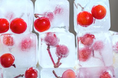 Buzlu böğürtlen, içecek ve kokteyller için yakın plan çekilmiş.