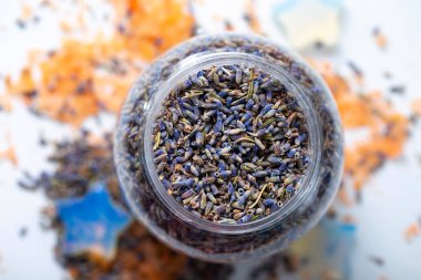 Kavanozda kurutulmuş lavanta çiçekleri, üst manzara. Makro fotoğrafçılık