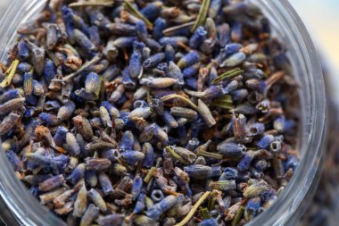 Kavanozda kurumuş kokulu lavanta çiçekleri. Organik bitkilerin makro fotoğrafı