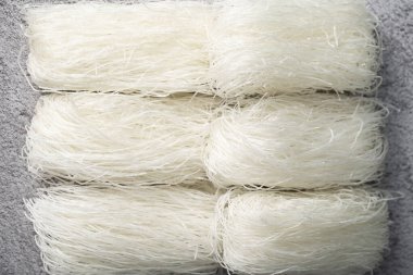 Biftekli beyaz fasulyeli erişte. Asya yemekleri pişirmek için bir malzeme. Doğulu selofan erişte.