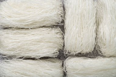 Selofan erişteleri yakın plan. Biftekli beyaz fasulyeli erişte. Asya çorbası yapmak için bir malzeme.