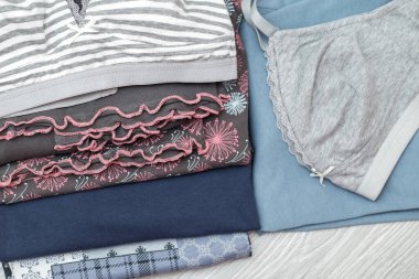 Yığınla pamuk günlük kıyafet. Boş zaman ve ev kullanımı için rahat tarafsız kadın kıyafetleri