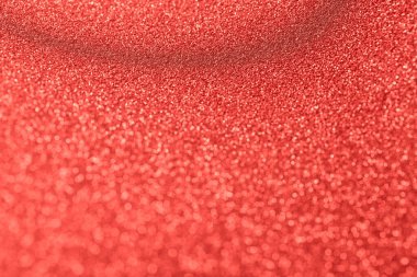 Bulanık efektli parlak kırmızı bir arka plan. Yakından çekilmiş parlak folyo pulları. Soyut stok dokusu