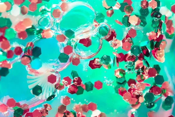 粉红和绿色的闪光在液体中与气泡 美丽的宏观抽象 色彩艳丽的环氧纹理 — 图库照片