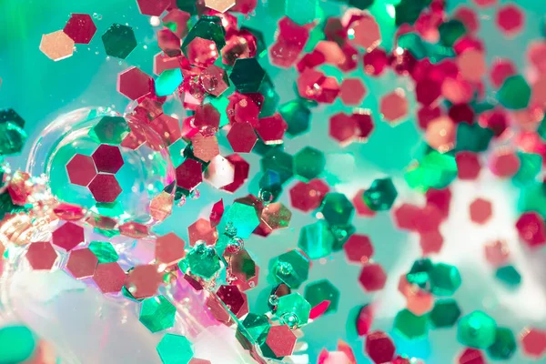 粉红和绿色的闪光在有气泡的液体中 美丽的宏观抽象 色彩艳丽的环氧纹理 — 图库照片