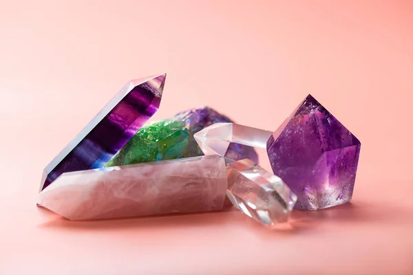 Facettierter Amethyst Rosenquarz Fluorit Bergkristall Quarzcluster Aus Nächster Nähe Verschiedene — Stockfoto