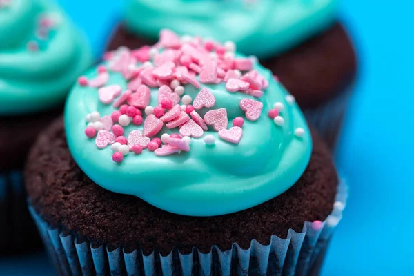 Suikercupcake Met Hartjes Glazuur Close Een Blauwe Wazige Achtergrond — Stockfoto